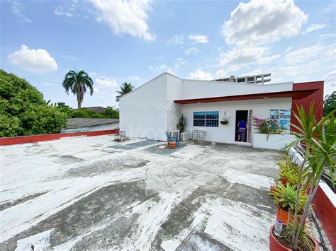 Casa de dos pisos en el centro de Montería con 4 locales comerciales ...