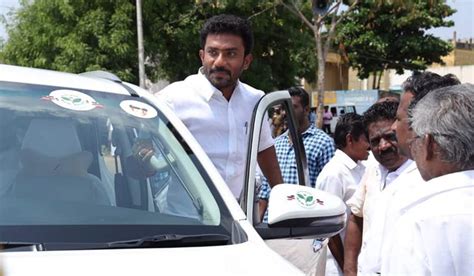 OBS son assaults educator on car | ஓபிஎஸ் மகன் கார் மீது கல்வீசி தாக்குதல்