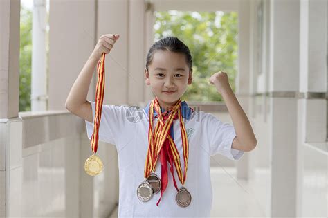 女生获得奖牌高清图片下载-正版图片500608086-摄图网