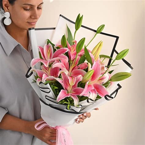 FlowerAura Premium Fresh Live Flower Bouquet of 4 Pink Lilies Flowers ...