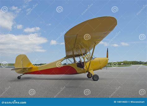 Small Engine Fixed Wing Aircraft Airplane Closeup Stock Image - Image ...