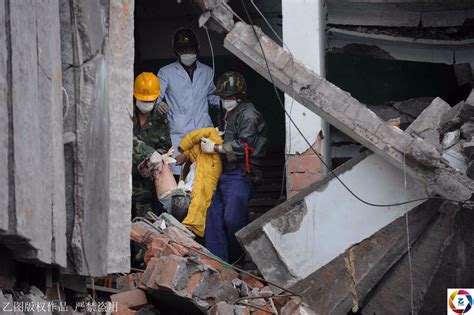 汶川地震女孩17年后嫁施救人最新素材