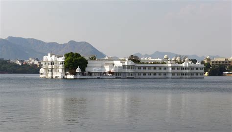 Best Luxury Car Rentals & Chauffeur Driven Cars in India | Avis India