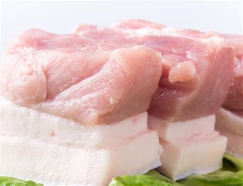 猪肉价格降至近一年最低 较2月最高每斤降了8.5元_手机新浪网