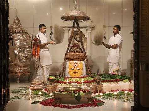 Thousands of devotees thronged the Mahaarti on the last Monday of ...