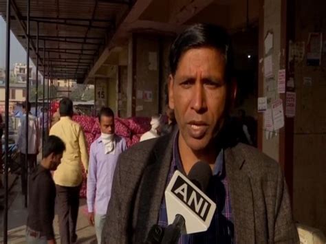 Delhi: Onion price rises, rates of other vegetables come down