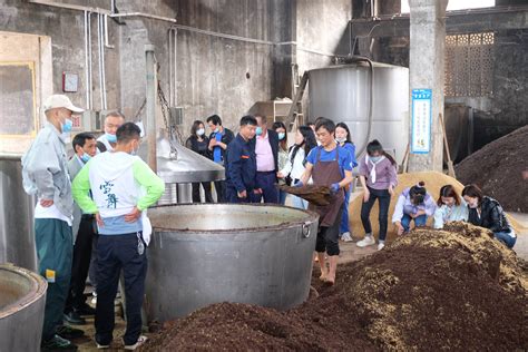 酿酒师工人在仓库、酒厂或酿酒厂使用压酒工具或设备酿造葡萄酒。高清摄影大图-千库网