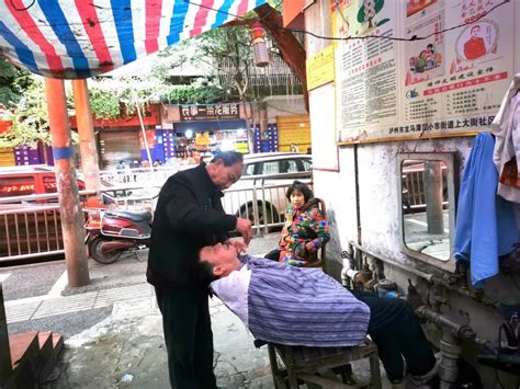 老人花10元剃头后满头伤口最新素材