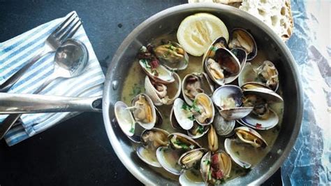 Foods rich in vitamin B12: Clams, seaweed, nutritional yeast and more