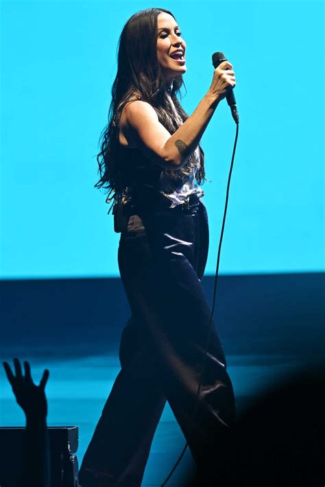 Alanis Morissette Kicks Off 30-Song Vegas Residency: 'I'm Terrified'