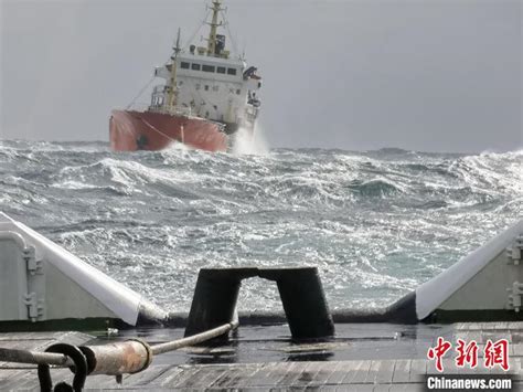 超级震撼 海上暴风雨中行船 大风浪中航行实拍_腾讯视频