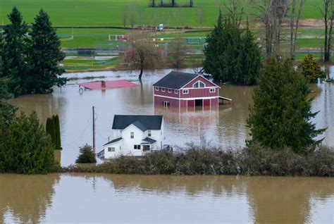 Record flooding threatens Washington as more heavy rain pounds the ...