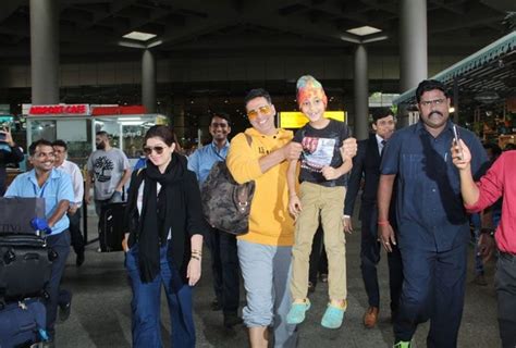 Akshay Kumar Lifts Young Fan Up In The Air At The Mumbai Airport