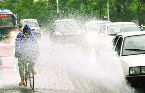 下雨天带孩子在路面行走，被路过黑车溅了一身水。-直播吧