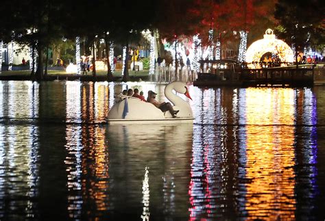 Pictures: 2021 Lake Eola Tree Lighting Celebration – Orlando Sentinel