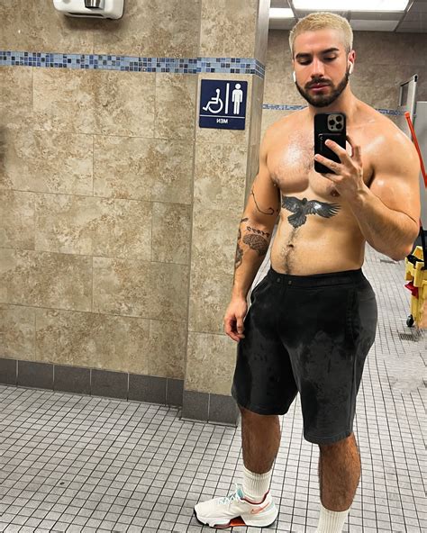 A Beleza Me Salvará — Reno Gold semi nudes