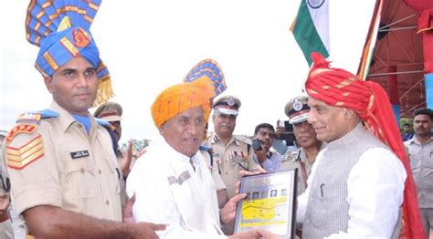 HM Rajnath singh felicitating the oldest Veteran of Sardar Post ...