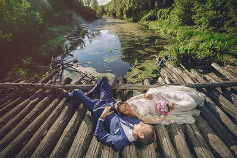 Child Bride Pond Scene 的图像结果