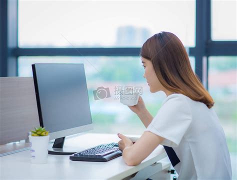 正在工作打电脑的商务人士职场女性高清图片下载-正版图片500709605-摄图网