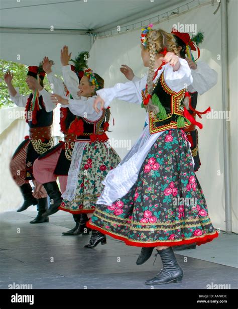 Polish folk dance Stock Photo - Alamy