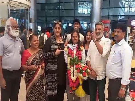 Indian swimmer Queen Victoria receives warm welcome after winning gold ...