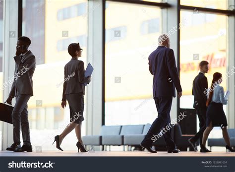 People Walking Back View Business 的图像结果