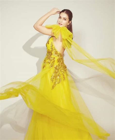 Kriti Sanon's Sexy Sartorial Choices Sets Internet on Fire, Looks Hot ...