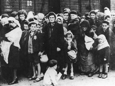 Yom HaShoah - Holocaust Remembrance Day 2014: History, Top 10 Heart ...