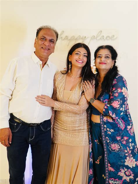 अभिषेक बजाज की एक्स वाइफ की 10 फोटो, बिग बॉस 19 में कंटेस्टेंट बन कर ...