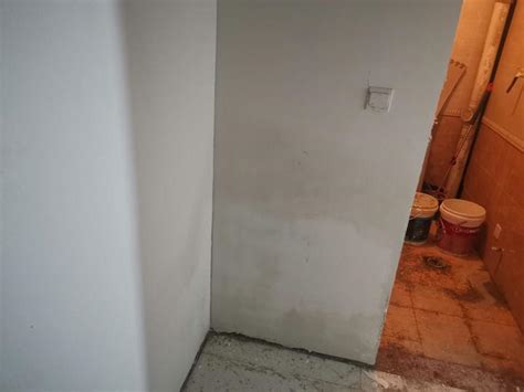 楼下卫生间下水管位置渗水 及 卧室墙面渗水，这种情况该怎么处理?