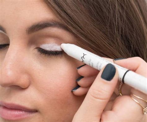 12 Eyeliner Hacks, die alle Frauen unbedingt kennen sollten ...