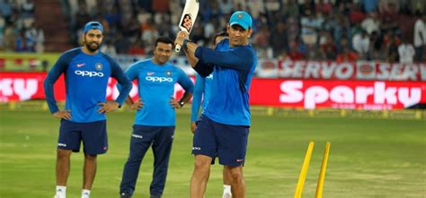 Ind Vs Aus: MS Dhoni, Virat Kohli Turn Southpaw To Cheer Fans In Hyderabad