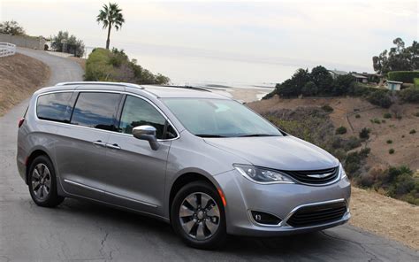 2017 Chrysler Pacifica Hybrid: For the Treehugging Family - The Car Guide