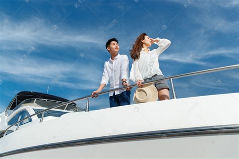 浪漫的青年夫妇乘坐游艇出海高清摄影大图-千库网