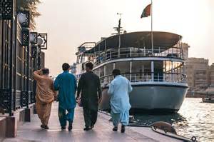 दुबई में कैसे लगती है हेल्पर, वेटर और ड्राइवर की नौकरी? इतनी मिलती है ...