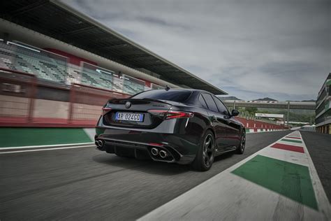 Guidiamo le Alfa Romeo più sportive in circuito, le versioni Super Sport di Giulia e Stelvio ...