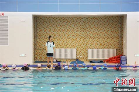 青海省学生游泳训练中心开馆 填补该省小学无游泳课空白 - 体育 - 中工网