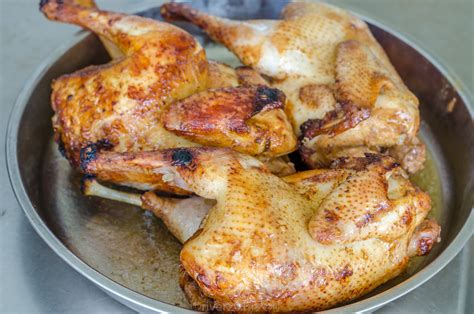 整只鸡放在土窑中烤熟用手撕开直接吃，惠州窑鸡才是人间美味
