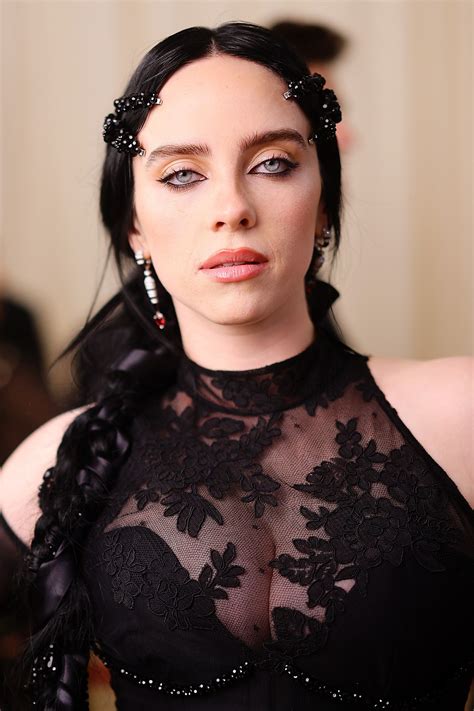 Billie Eilish impacta con un vestido negro transparente en la MET Gala ...