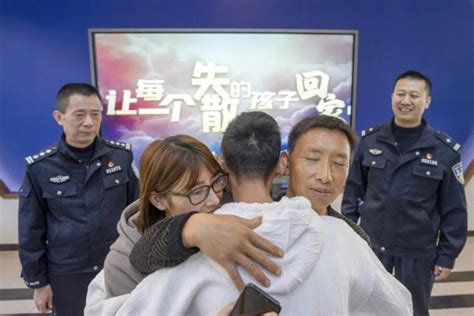 失踪25年的小男孩与亲生父亲紧紧拥抱......_澎湃号·媒体_澎湃新闻-The Paper