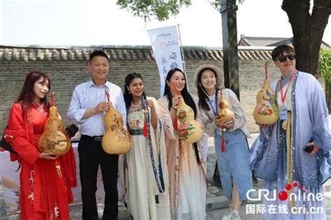 河南省商丘古城で外国人ネット有名人が漢服を着てライブ配信 -「一帯一路」ニュースネットワーク