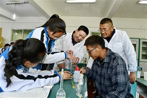 西藏边陲小镇孩子们的“上学路”_教育_腾讯网