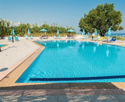 GOLDEN BEACH HOTEL (Crete/Adelianos Kampos) - Hotel Reviews, Photos ...