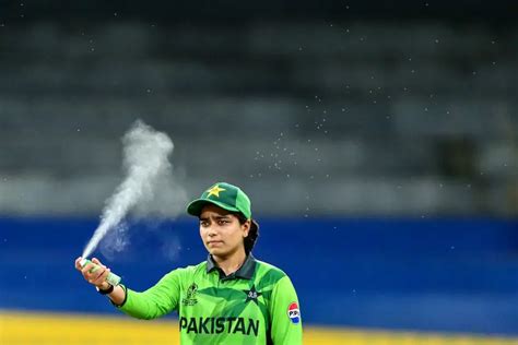 IND vs PAK | Twitter in splits as bugs stop play in Colombo and force ...