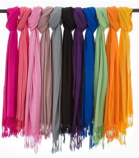 Guide On Choosing The Right Colored Scarves For the Perfect Look