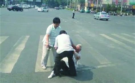 中年男女闹市殴打老人 围观者无人劝阻(图)-搜狐新闻