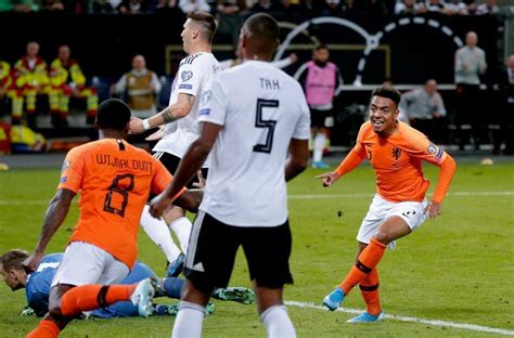 世界杯 荷兰（4分钟丢2球）