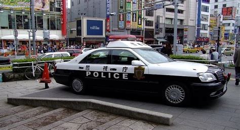 Japanischer Polizeiwagen fährt Jungen während eines Einsatzes an