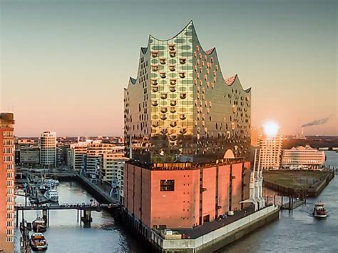 https://www.hamburg-tourism.de/images/q3BlOuXGLis/rs%3Afill-down%3A636%3A476/sharpen%3A1.2/g%3Ace/aHR0cHM6Ly93d3cuaGFtYnVyZy10b3VyaXNtLmRlL2ZpbGVhZG1pbi9yZWRha3Rpb24vMl9TZWhlbl91bmRfRXJsZWJlbi8yX0t1bHR1ci9FbGJwaG9yaWEvMjYwNDE3X0hIVC1TdG9yeV9UZWFzZXJfRWxicGhvcmlhX0VsYnBoaWxoYXJtb25pZS1HZWJ1cnN0YWcyX0NfQWRvYmVTdG9jay5qcGc