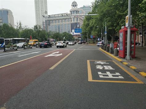 民生 _ 马路中央、实线边上……出租车专用停车位设置太任性？
